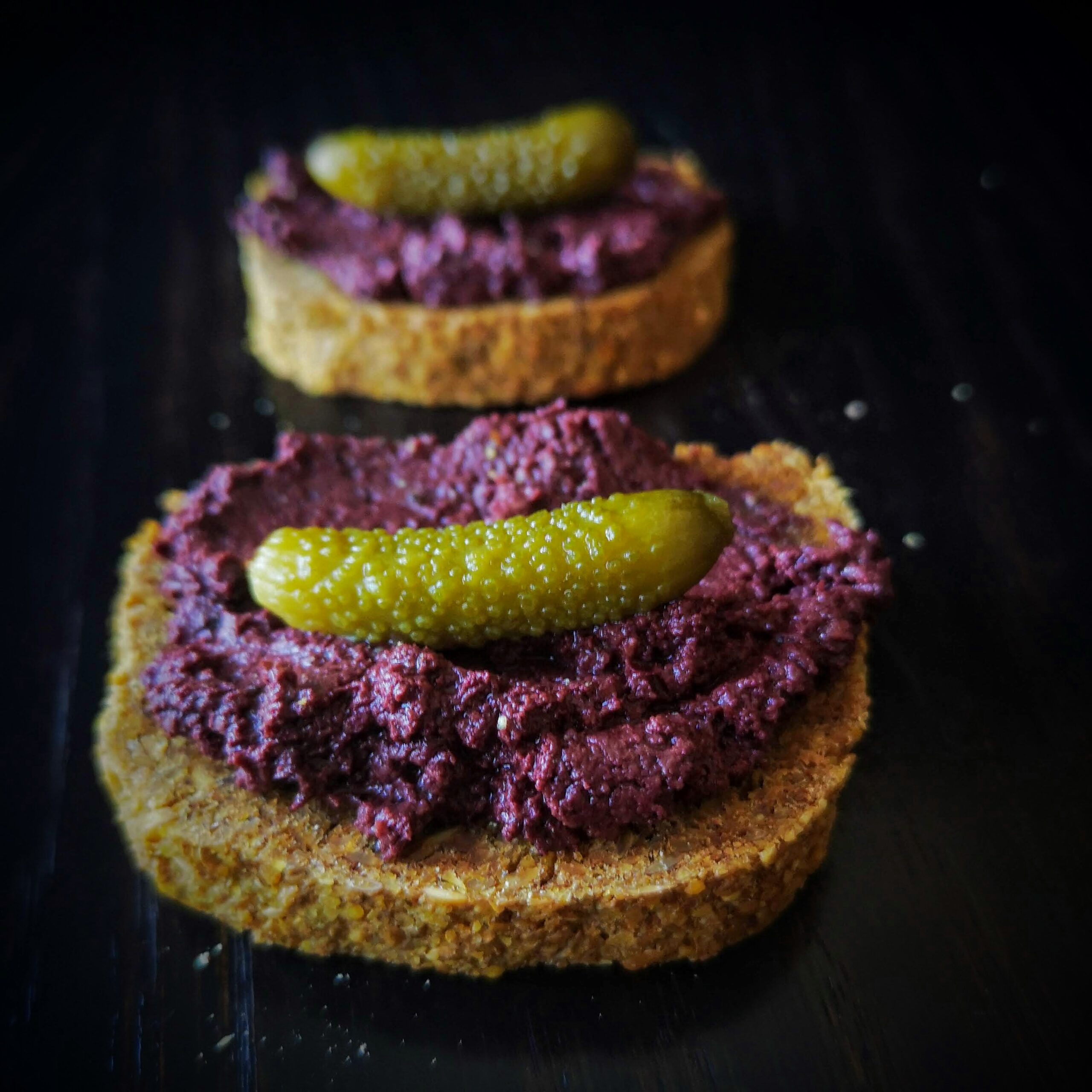 Ленено хлебче с маслинова паста